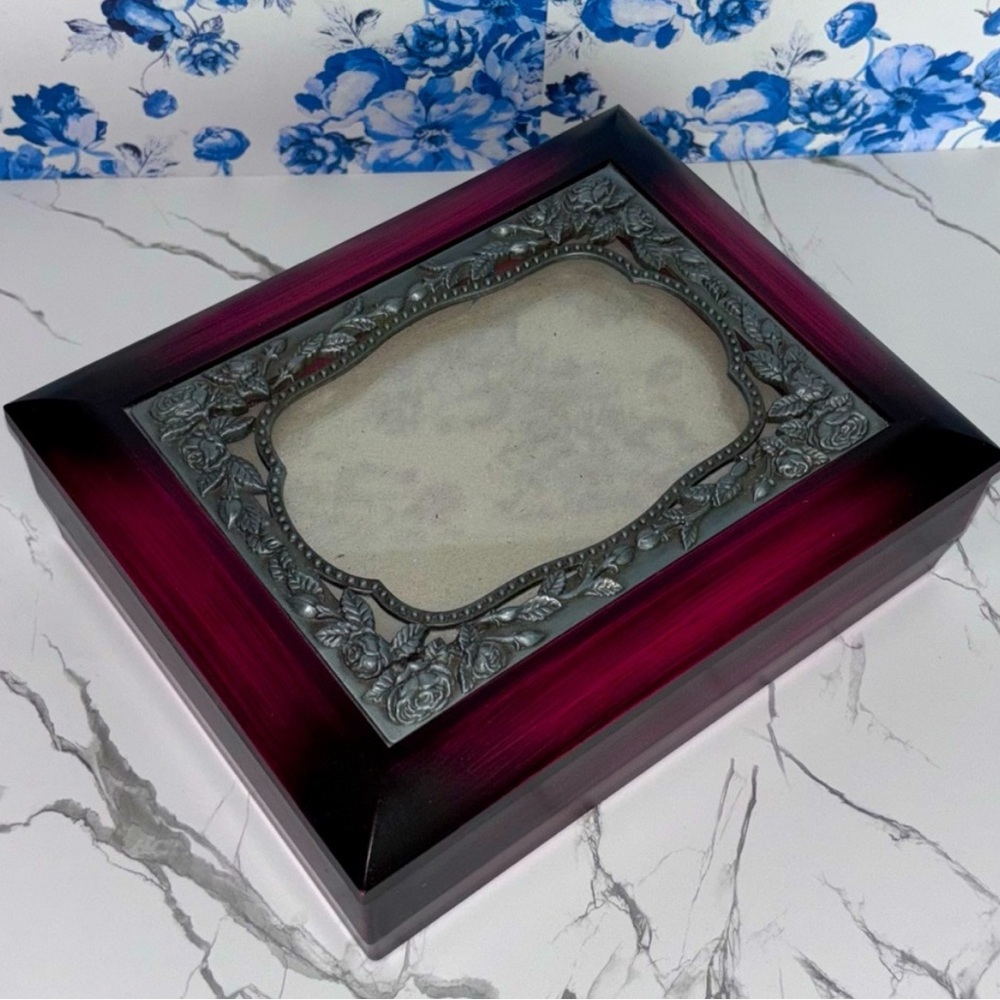 Memory Keepsake Box With Photo Display - Picture 3 of 5
